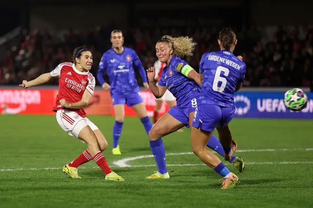 Mariona Caldentey of Arsenal shoots whilst under pressure from Danique van Ginkel of FC Twente