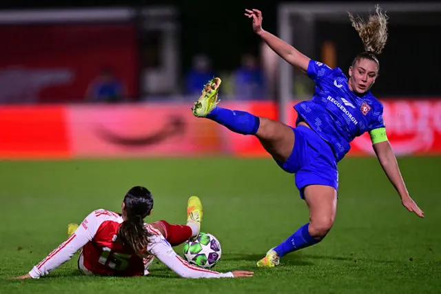 Arsenal's Canadian midfielder #15 Olivia Smith (L) vies with FC Twente's Dutch midfielder #08 Danique van Ginkelv