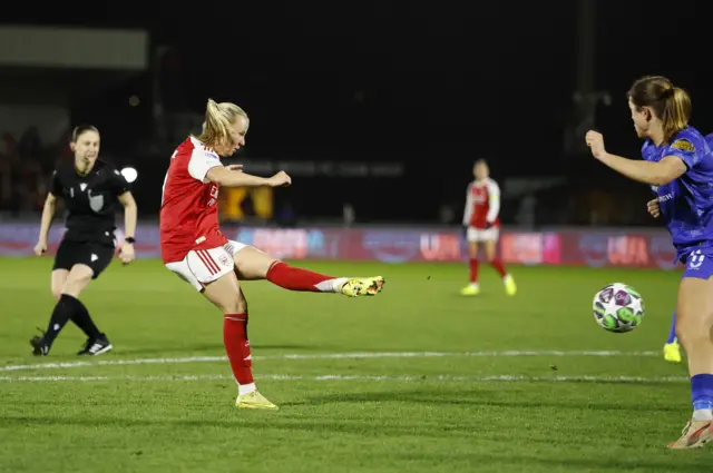 Arsenal's Beth Mead scores their first goal.