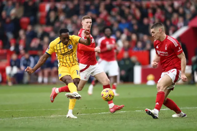 Welbeck shoots at goal from the edge of the box