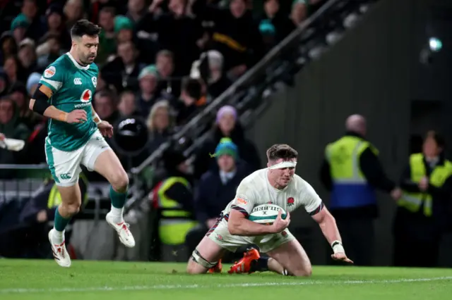 Tom Curry scoring a try