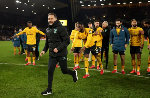 Vitor Pereira celebrates with the Wolves squad at full time