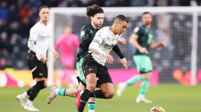 Sheffield United's Callum O'Hare closes down Kayden Jackson of Derby