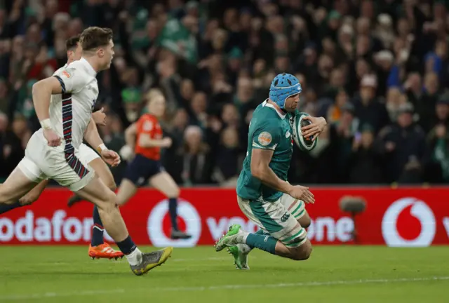 Tadhg Beirne scoring try for Ireland