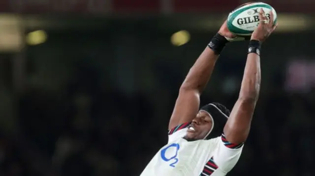 Maro Itoje catching the ball