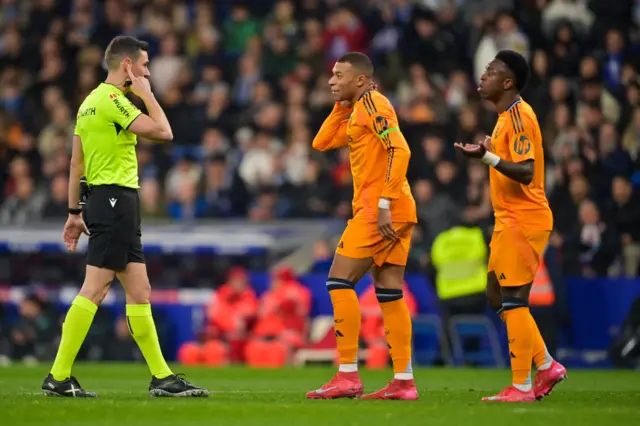 Kylian Mbappe talking to the referee