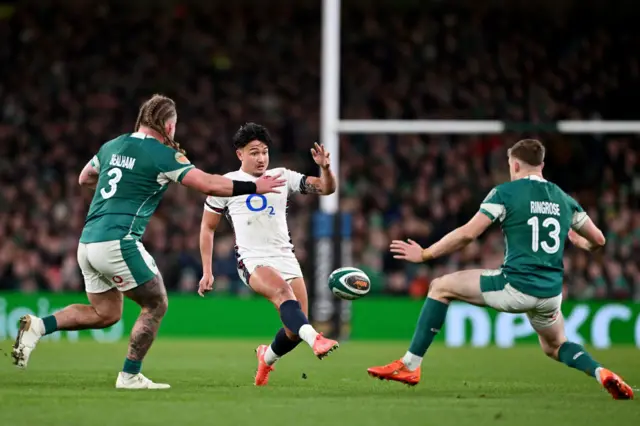 Marcus Smith kicking the ball