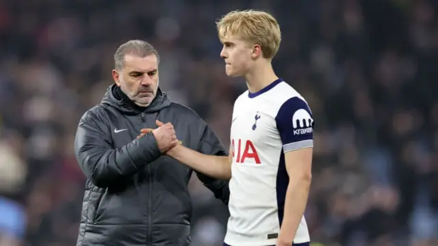 Ange Postecoglou shakes hands with Lucas Bergvall