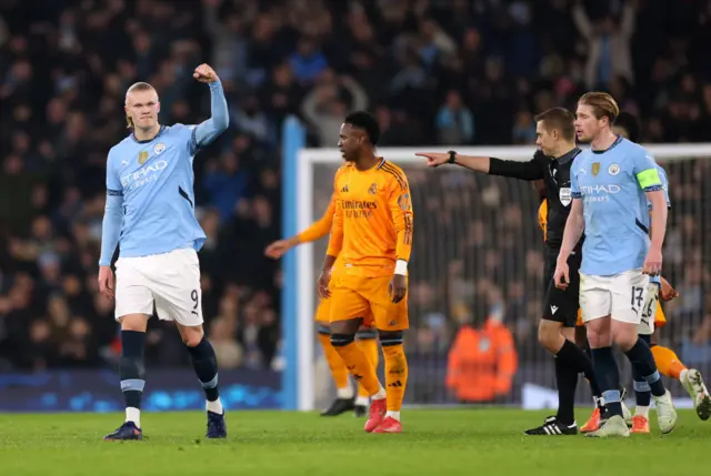 Ref points to KO to indicate goal and Haaland celebrates