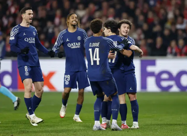 PSG players congratulate Vitinha after his penalty conversion