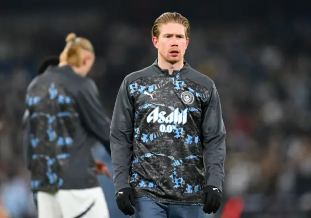 De Bruyne warms up