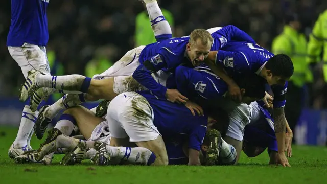 Everton celebrating Dan Gosling's goal