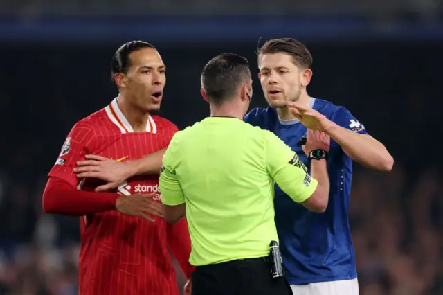 Tarkowski and Van Dijk argue with referee Oliver