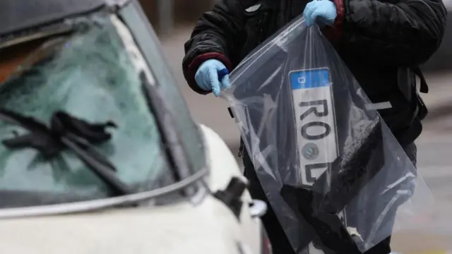 Police secures a number plate as part of evidence