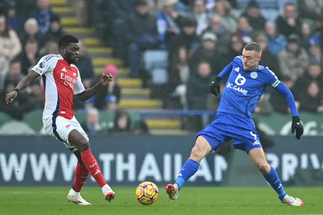 Thomas Partey (L) vies with Leicester City's English striker Jamie Vardy