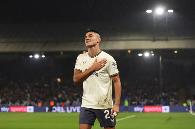 Carlos Alcaraz celebrates