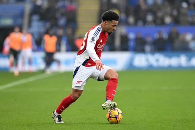 Ethan Nwaneri of Arsenal runs with the ball