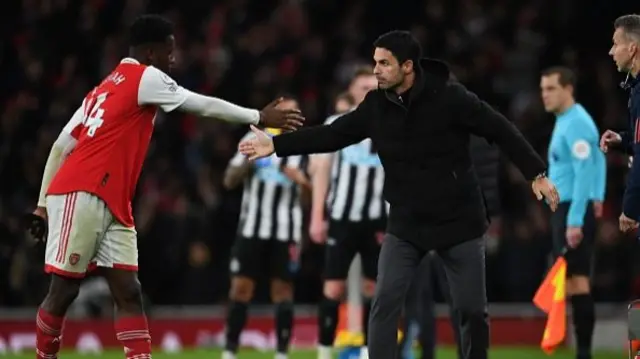 Arsenal manager Mikel Arteta with Eddie Nketiah high five