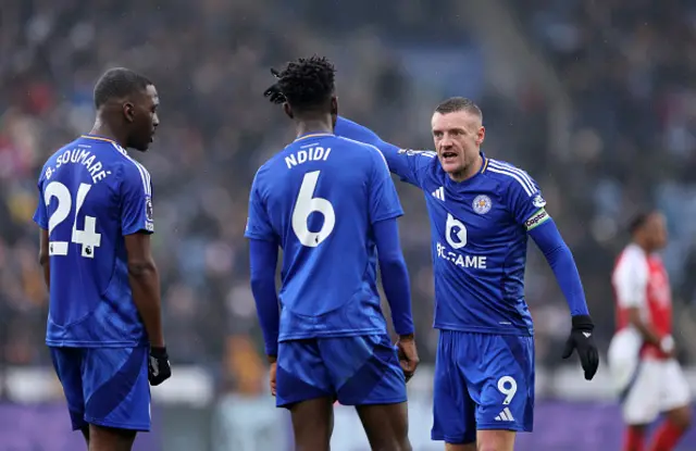 Jamie Vardy of Leicester City talks to Wilfred Ndidi and Boubakary Soumare