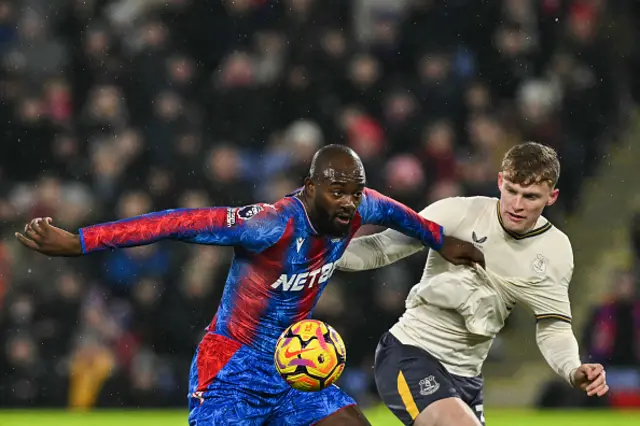 Jean-Philippe Mateta (L) fights for the ball with Everton's Jarrad Branthwaite