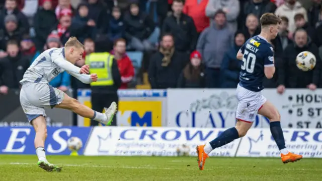 Topi Keskinen scores for Aberdeen against Dundee