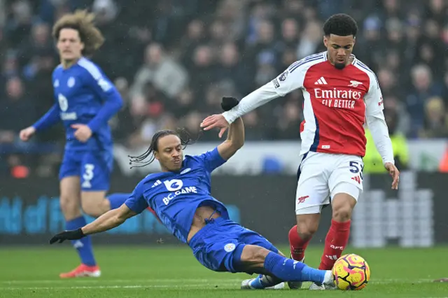 Bobby Decordova-Reid (C) tackles Arsenal's English midfielder Ethan Nwaneri