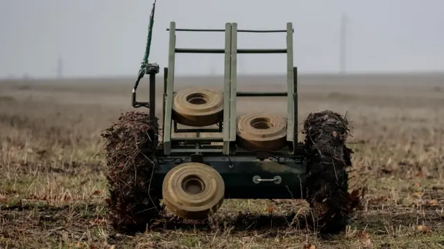 Ein mit Panzerabwehrminen bestücktes unbemanntes Minenlegerfahrzeug ist in der Region Charkiw im Einsatz, während Russland die Ukraine angreift. 13. Januar 2025