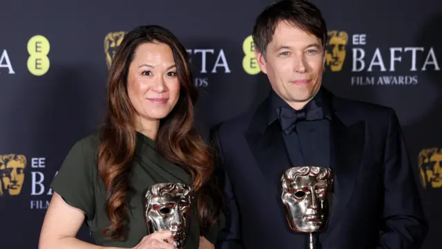 Samantha Quan and Sean Baker holding their Bafta awards