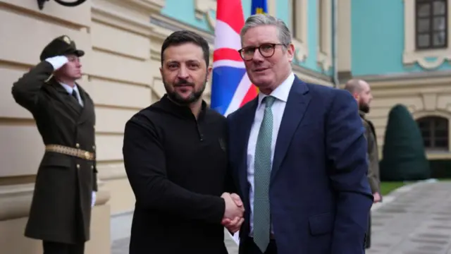 British Prime Minister Keir Starmer (R) and Ukrainian President Volodymyr Zelensky