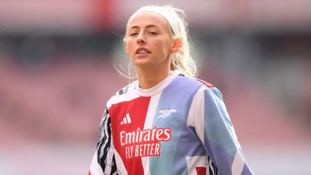 Chloe Kelly of Arsenal warms up