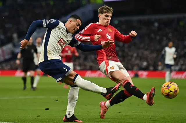 Pedro Porro (L) vies with Manchester United's Argentinian midfielder Alejandro Garnacho