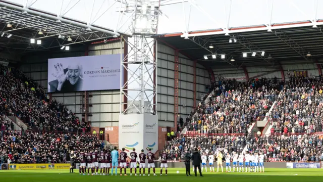 Players and fans applaud for Gordon Marshall