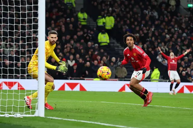 Joshua Zirkzee of Manchester United heads wide