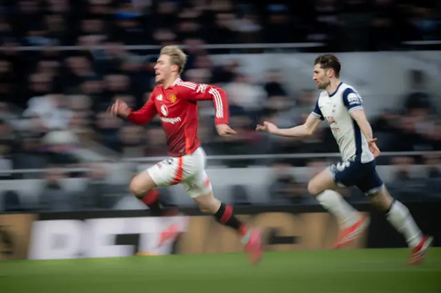 Rasmus Hojlund of Manchester United in action with Ben Davies