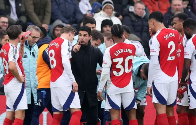 Mikel Arteta talks to Arsenal's players