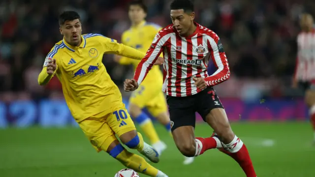 Leeds striker Joel Piroe and Sunderland midfielder Jobe Bellingham challenge for the ball in October 2024