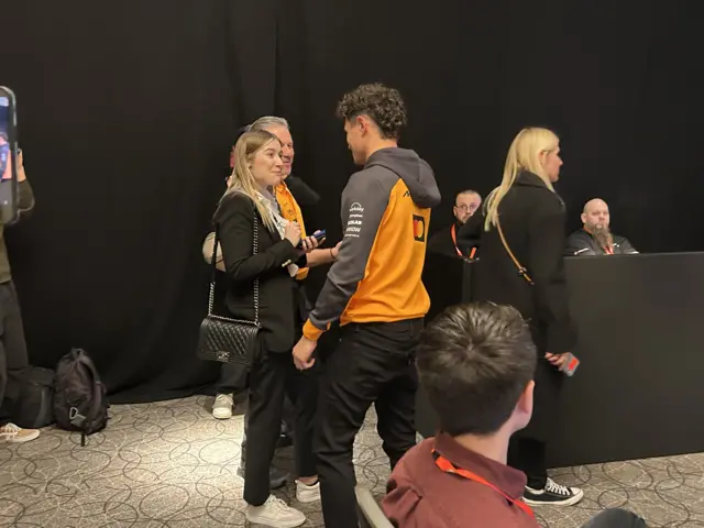 Zak Brown shakes hands with Lando Norris