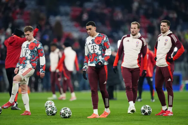 Bayern players do a drill in the warm up