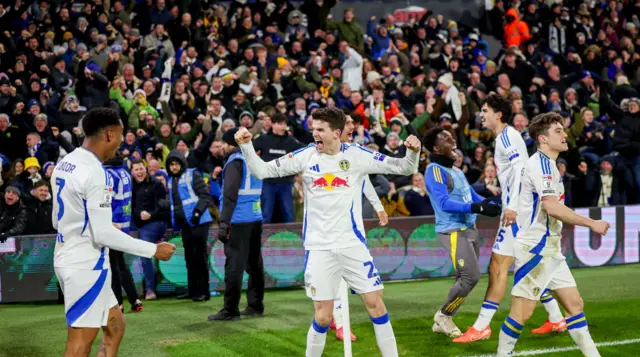 Leeds players celebrate a 95th-minute winner in the 2-1 victory over Sunderland