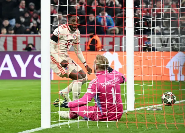 Davies and Schmeichel react to the late Bayern equaliser (tie winner)