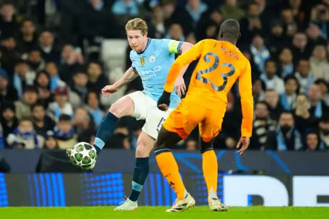 Kevin De Bruyne dribbles against Ferland Mendy