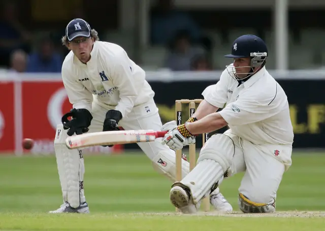 Tony Frost keeping wicket for Warwickshire