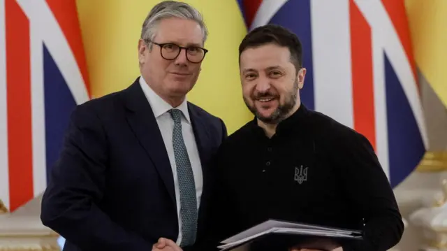 UK Prime Minister Sir Keir Starmer stands next to Ukrainian president Volodymyr Zelensky.