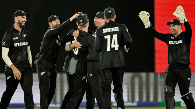 New Zealand fielders celebrate Glenn Phillips' wonder catch