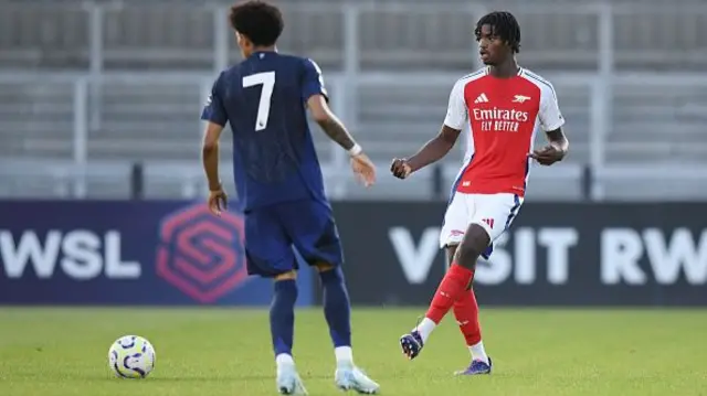 Ayden Heaven of Arsenal passes the ball