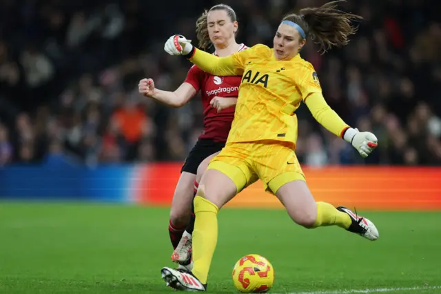 Lize Kop in action with Manchester United's Elisabeth Terland