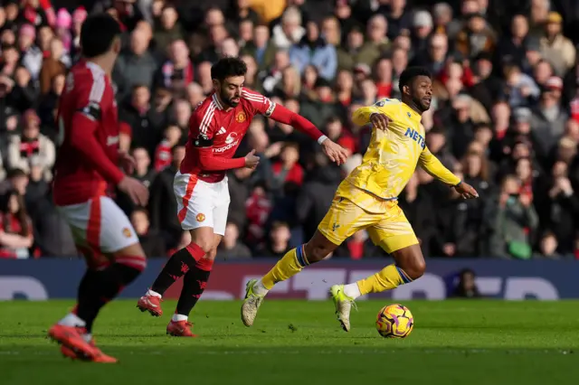 Manchester United's Bruno Fernandes and Crystal Palace's Jefferson Lerma