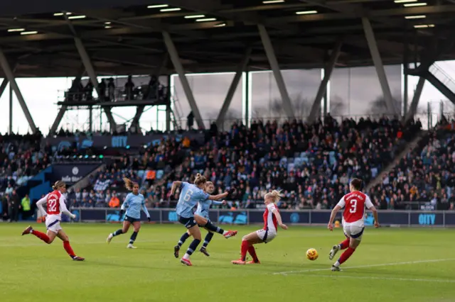 Vivianne Miedema of Manchester City scores