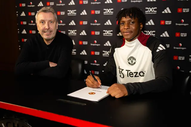 Patrick Dorgu signs his Man Utd contract alongside Jason Wilcox