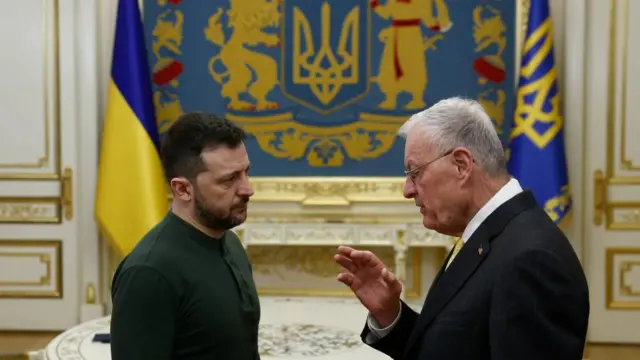 US Special Envoy to Ukraine Keith Kellog and Ukrainian President Volodymyr Zelensky talking to each other